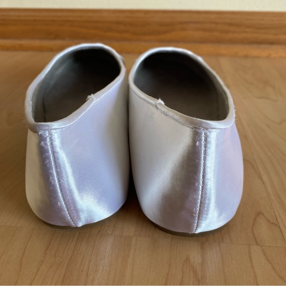 NEW David’s Bridal Women’s Dyeable White Satin Pleated Toe Flat, Size 9.5W - Picture 6 of 10